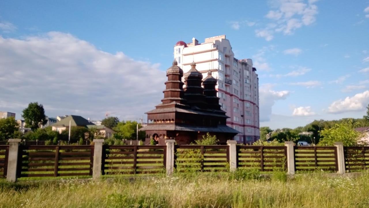 біля озера