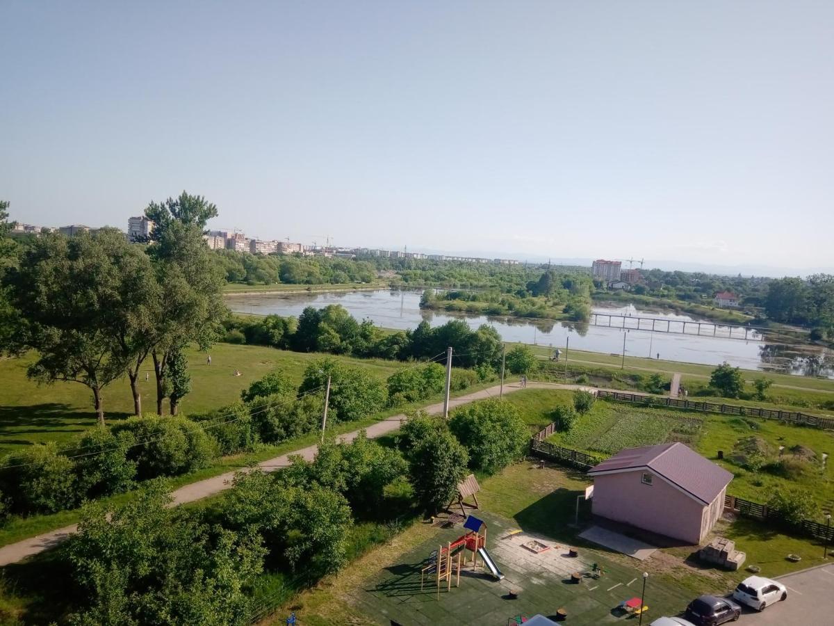 біля озера Apartment